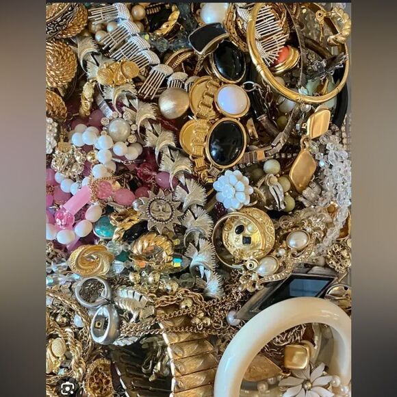 “ROCK THE CASBA”~ huge 5 LB vintage jewelry lot- MYSTERY BOX - Picture 5 of 9